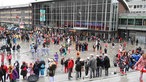 Kölner Hauptbahnhof - Breslauer Platz am Vormittag von Weiberfastnacht