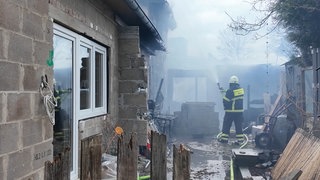 Feuer zerstört Wohnhaus - zwei Verletzte in Köln 