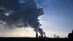 Eine Dampfwolke über dem Braunkohlekraftwerk in Niederaußem