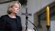 Hannelore Kraft (SPD) spricht in der Duisburger Salvatorkirche beim Gedenkgottesdienst für die Opfer der Loveparade-Katastrophe