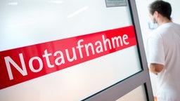 Schild mit Aufschrift Notaufnahme auf einer Tür