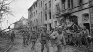 US-Infanteriesoldaten ziehen am 24.02.1945 durch die Innenstadt von Düren