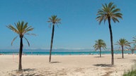 Ein menschenleerer Strand auf Mallorca