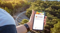 Mann hält am Bahnhof ein Smartphone in der Hand mit der offiziellen Deutschland Ticket App, in der App ist das D-Ticket, Deutschlandticket Vorbestellbar. Das 49 Euro Ticket ist der Nachfolger des 9 Euro Tickets FOTOMONTAGE