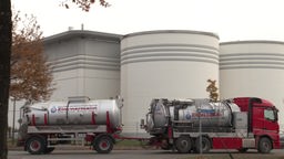 Tanklaster der Firma Zimmermann fahren am Firmensitz in Gütersloh vor