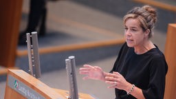 Mona Neubaur am Redepult des Plenums im Landtag in NRW