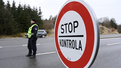 Ein Schild mit der Aufschrift Stop, Kontrola