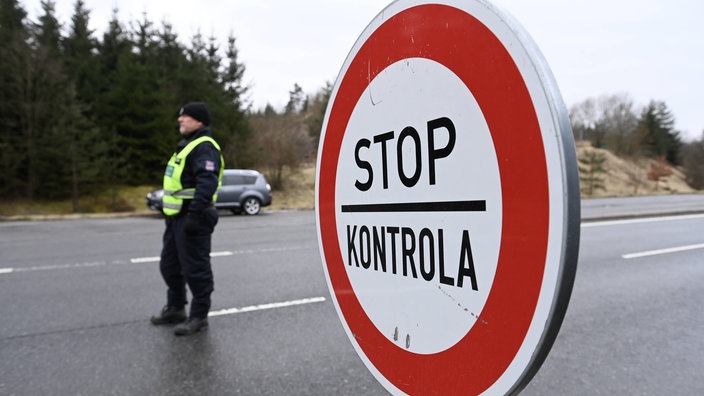 Ein Schild mit der Aufschrift Stop, Kontrola