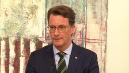 NRW-Ministerpräsident Hendrik Wüst (CDU) bei einer Pressekonferenz im Düsseldorfer Landtag