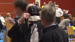 AfD-Politiker Henning Zoz mit Darth-Vader-Maske auf einem Parteitreffen der AfD
