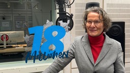 NRW-Bauministerin Ina Scharrenbach (CDU) im Hörfunk-Studio bei der Aufnahme von 18 Millionen