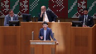 Josefine Paul (Grüne) am Rednerpult im Landtag NRW