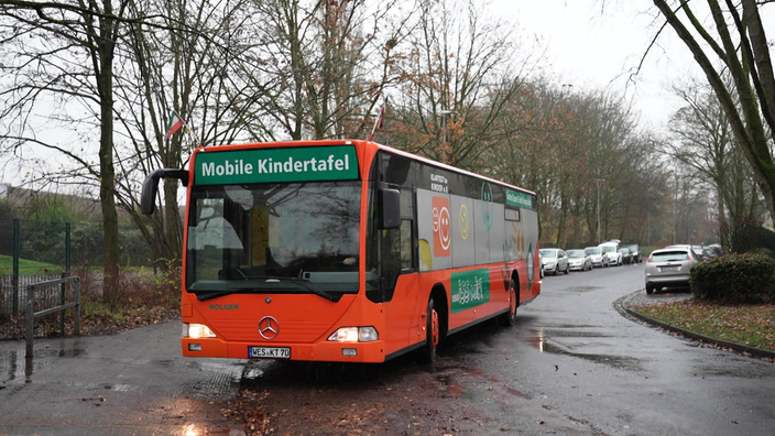 Der Kindertafel-Bus steht auf einer Straße