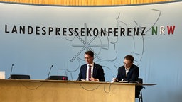 NRW-Ministerpräsident Hendrik Wüst (l.),  und LPK-Vorsitzender Jochen Trum bei der Landespressekonferenz