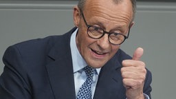 Friedrich Merz, CDU-Vorsitzender und Vorsitzender der CDU/CSU-Bundestagsfraktion, antwortet im Bundestag auf die Rede des Bundeskanzlers.