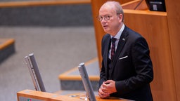 Landtagspräsident Andre Kuper spricht vor einer Schweigeminute für Israel im Plenum des Landtags.