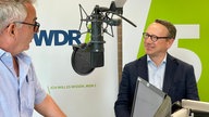 Westblick-Moderator Wolfgang Meyer (links) im Gespräch mit NRW-Justizminister Benjamin Limbach