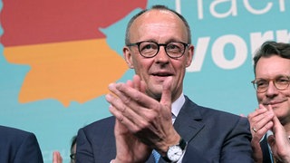 CDU-Chef Friedrich Merz und Hendrik Wüst (CDU), Ministerpräsident von Nordrhein-Westfalen, am Wahlabend