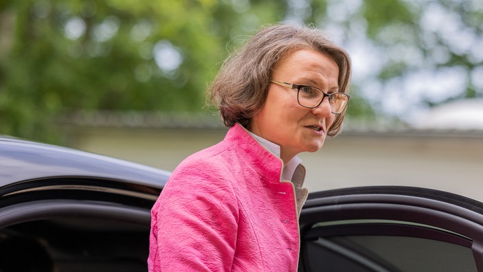 Ina Scharrenbach (CDU), Ministerin für Heimat, Kommunales, Bau und Gleichstellung, steigt aus einem Auto aus