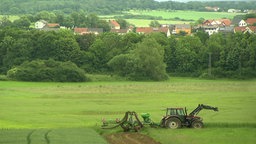 Traktor auf  einer Wiese