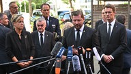 Hendrik Wüst (CDU, r), Ministerpräsident von Nordrhein-Westfalen, Solinger Oberbürgermeister Tim Kurzbach (2.v.r., SPD) , Herbert Reul (CDU, 2.v.l.), Innenminister von Nordrhein-Westfalen, und stellvertretende NRW-Ministerpräsidentin Mona Neubaur