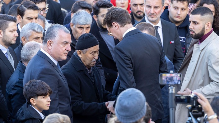 Trauerfeier für Mevlüde Genc in Solingen: NRW-Ministerpräsident konduliert dem Witwer, Durmus Genc und verneigt sich vor dem trauernden Mann. 