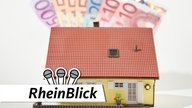 Kleines Modelhaus in das Geld gesteckt wird