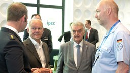 Bundeskanzler Olaf Scholz (SPD) und NRW-Innenminister Herbert Reul (CDU) im Lagezentrum IPCC in Neuss