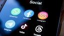 Social-Media-Apps auf Smartphone-Bildschirm