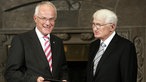 Der nordrhein-westfälische Ministerpräsident Jürgen Rüttgers (l) überreicht am Dienstag (07.11.2006) in Bonn den Staatspreis des Landes an den Philosophie-Professor Jürgen Habermas