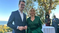 16.04.2024, USA, Los Angeles: Hendrik Wüst (CDU), Ministerpräsident von Nordrhein-Westfalen, und Veronica Ferres, Schauspielerin, unterhalten sich auf einem Abend der Filmwirtschaft in Hollywood.