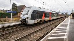  Ein Regionalzug der Linie RE19, Rhein-IJssel-Express, unterwegs zwischen Düsseldorf und Arnheim. Betreiber ist seit dem 01.02.2022 Vias Rail, da ihr Vorgänger Abellio Rail NRW Insolvenz anmelden musste