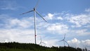 ARCHIV - 06.06.2023, Nordrhein-Westfalen, Bad Berleburg: Wolken ziehen über Windräder zur Stromerzeugung. In Nordrhein-Westfalen wird es für sechs Monate ein Genehmigungsmoratorium für Windkraftanlagen außerhalb bestimmter Planungszonen geben.