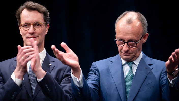 Grundsatzprogrammkonferenz der CDU in Koeln Friedrich Merz Parteivorsitzender, mit ausgebreiteten Armen und Hendrik Wuest Ministerpraesident des Landes Nordrhein-Westfalen bei der Deutschlandtour 2024 in Koeln , 01.03.2024