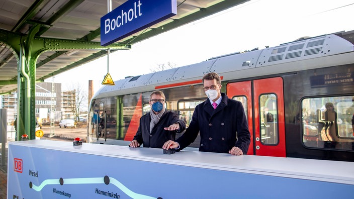 07.02.2022, Bocholt, Start der elektrifizierten Strecke: NRW-Ministerpräsident Hendrik Wüst und der damalige Bahnvorstand Ronald Pofalla (beide CDU)