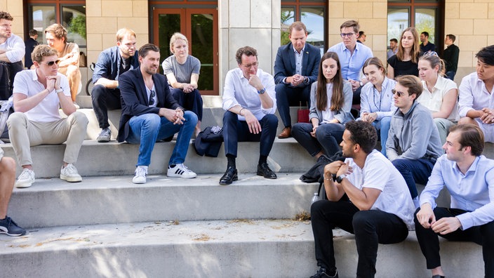 Wüst spricht mit Studierenden in Standford