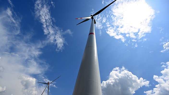 06.06.2023, Nordrhein-Westfalen, Bad Berleburg: In Nordrhein-Westfahlen dürfen Windräder künftig unter strengen Voraussetzungen näher an Wohnhäuser heranrücken.