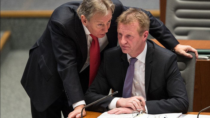 NRW-Landtag, nordrhein-westfälische Innenminister Ralf Jäger (SPD-r) und der Staatssekretär im Innenministerium Bernhard Nebe