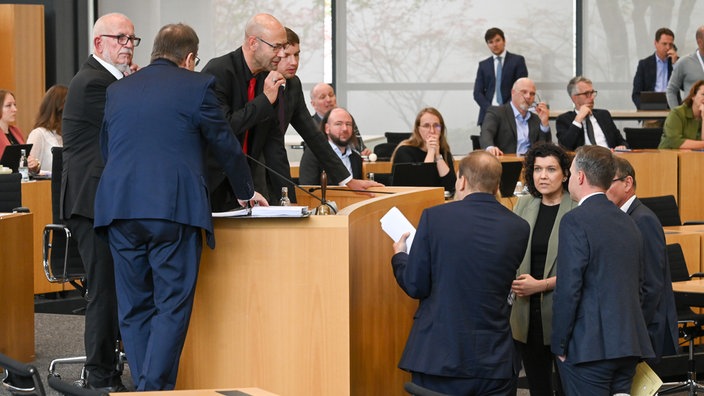 Landtagsdirektor Joerg Hopfe, scheint das Gespraech mit den parlamentarischen Geschaeftsfuehrern der fuenf Fraktionen (CDU, SPD, Linke, BSW, AfD) zu schlichten