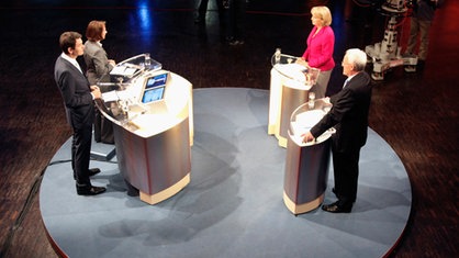 Ministerpräsident Jürgen Rüttgers (r, CDU) und seine Herausforderin Hannelore Kraft (l, SPD) stellen sich gut zwei Wochen vor der Landtagswahl dem einzigen TV-Duell live im WDR Fernsehen und den Fragen der WDR-Chefredakteure Jörg Schönenborn und Gabi Ludwig (vorn) beim TV-Duell