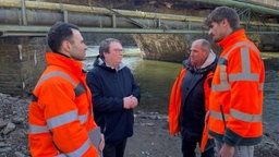 Oliver Krischer besichtigt die Lennebrücke