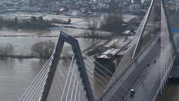 Angefrorener Schnee auf Querbalken der Leverkusener Brücke.