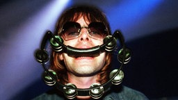 Sänger Liam Gallagher mit einem Schellenring zwischen den Zähnen