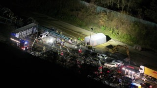 Unfallstelle auf der A1 nach Chaosfahrt von Lkw-Fahrer