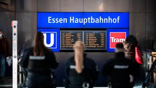 Ordnungsamt steht am Eingang des Hauptbahnhofs