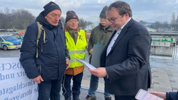 NRW-Verkehrs- und Umweltminister Oliver Krischer im Gespräch mit Demonstranten