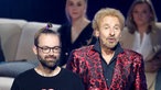 Wettkandidat Marten Reiß (l) und Moderator Thomas Gottschalk stehen in der ZDF-Show "Wetten, dass..?" auf der Bühne.