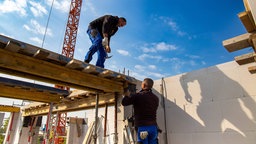 Maurer bei Arbeiten an einem neuen Apartmentgebäude