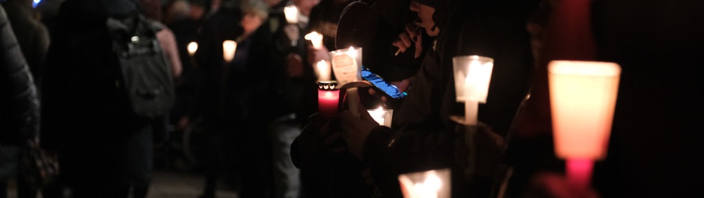  Sachsen-Anhalt, Magdeburg: Menschenkette zum Gedenken an die Opfer und Betroffenen des Anschlags auf dem Magdeburger Weihnachtsmarkt.