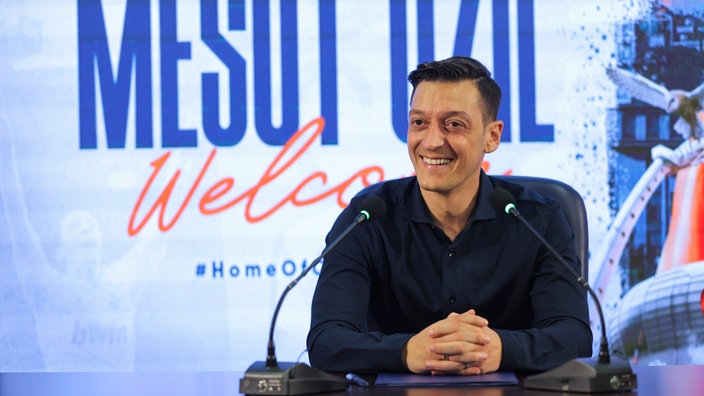 Fußballer Mezut Özil bei einer Pressekonferenz 